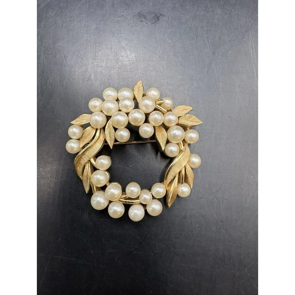 VTG Crown Trifari Faux Pearl Berry Cluster Leaf Branch Wreath Gold Tone Brooch